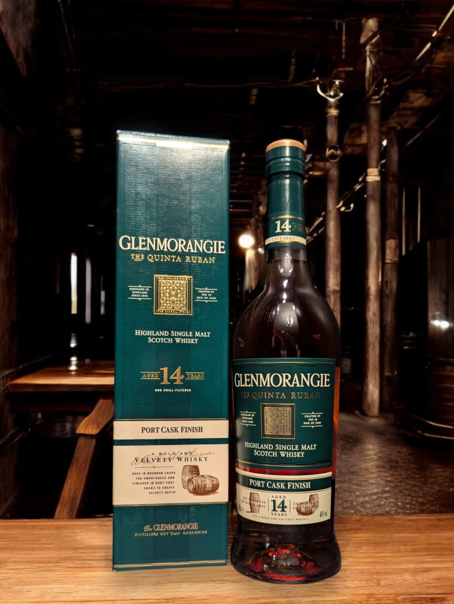 Flasche Glenmorangie The Quinta Ruban 12 Jahre, ein schottischer Single Malt Whisky, gereift in Bourbon- und Portweinfässern, präsentiert auf einem neutralen Hintergrund. Ideal für Liebhaber von reichhaltigen Aromen wie dunkler Schokolade, Minze und Walnüssen, ein Highlight unter Whiskykennern.