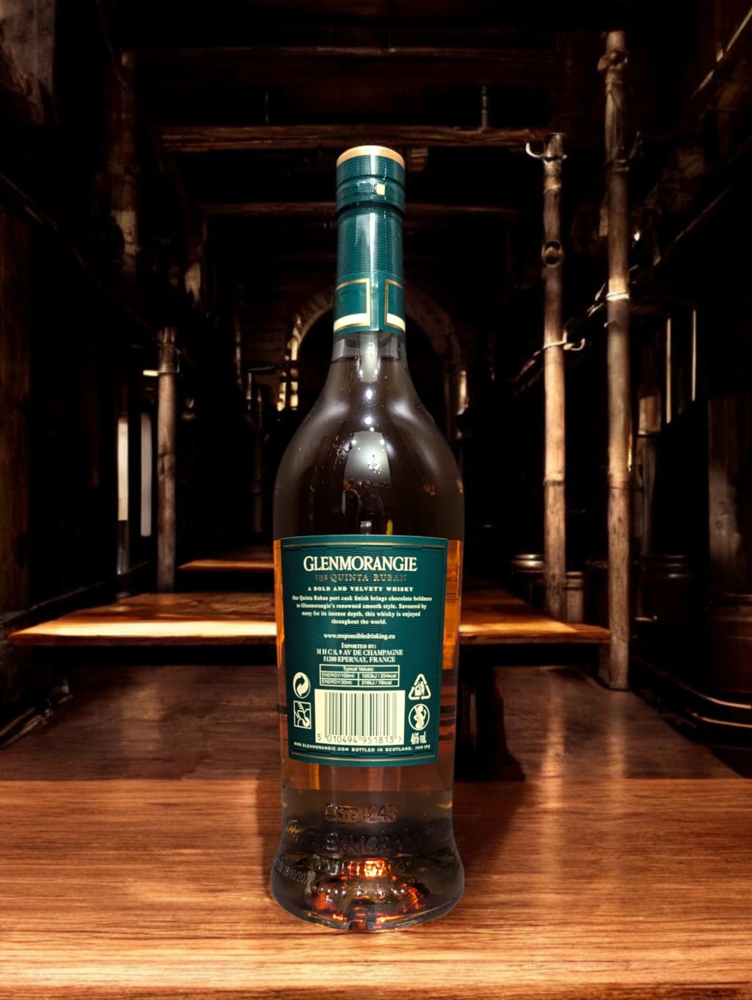 Flasche Glenmorangie The Quinta Ruban 12 Jahre, ein schottischer Single Malt Whisky, gereift in Bourbon- und Portweinfässern, präsentiert auf einem neutralen Hintergrund. Ideal für Liebhaber von reichhaltigen Aromen wie dunkler Schokolade, Minze und Walnüssen, ein Highlight unter Whiskykennern.