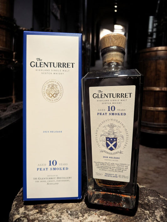 Glenturret 10 Jahre Peat Smoked Whisky vor dunklem Distillenhintergrund
