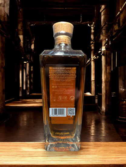 Flasche Glenturret 10 yo Peat Smoked Whisky vor dunklem, industriellem Hintergrund, betonend die rauchige Eleganz des Malts.