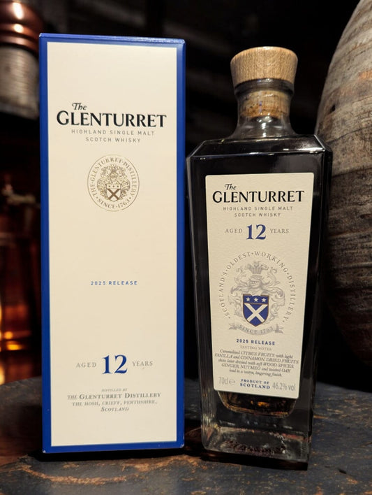 Flasche Glenturret 12 Whisky vor dunklem Distillenhintergrund