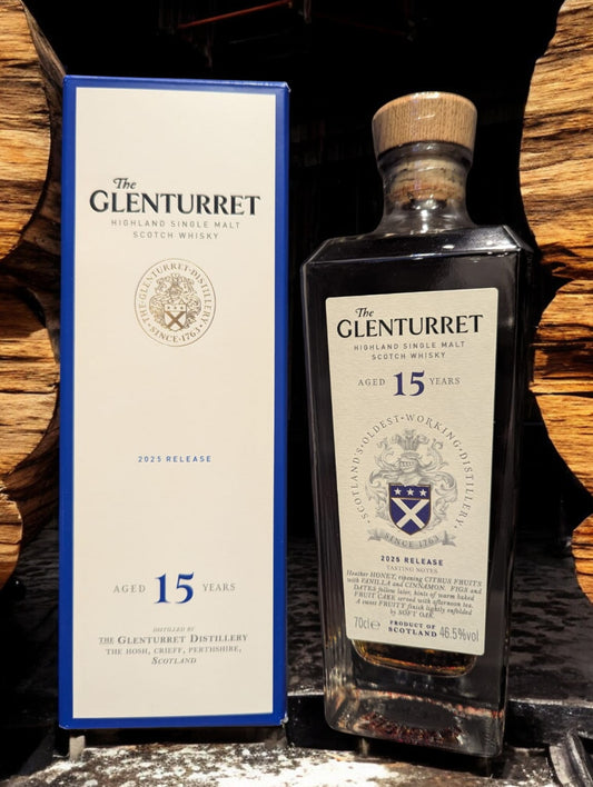 Flasche Glenturret 15 Whisky vor dunklem Distillenhintergrund