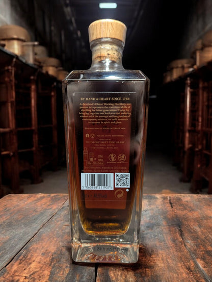 Flasche Glenturret 15 Whisky vor dunklem Distillenhintergrund