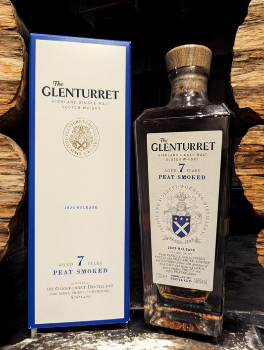 Flasche Glenturret Peat Smoked 7 Jahre Whisky vor dunklem, holzigem Hintergrund