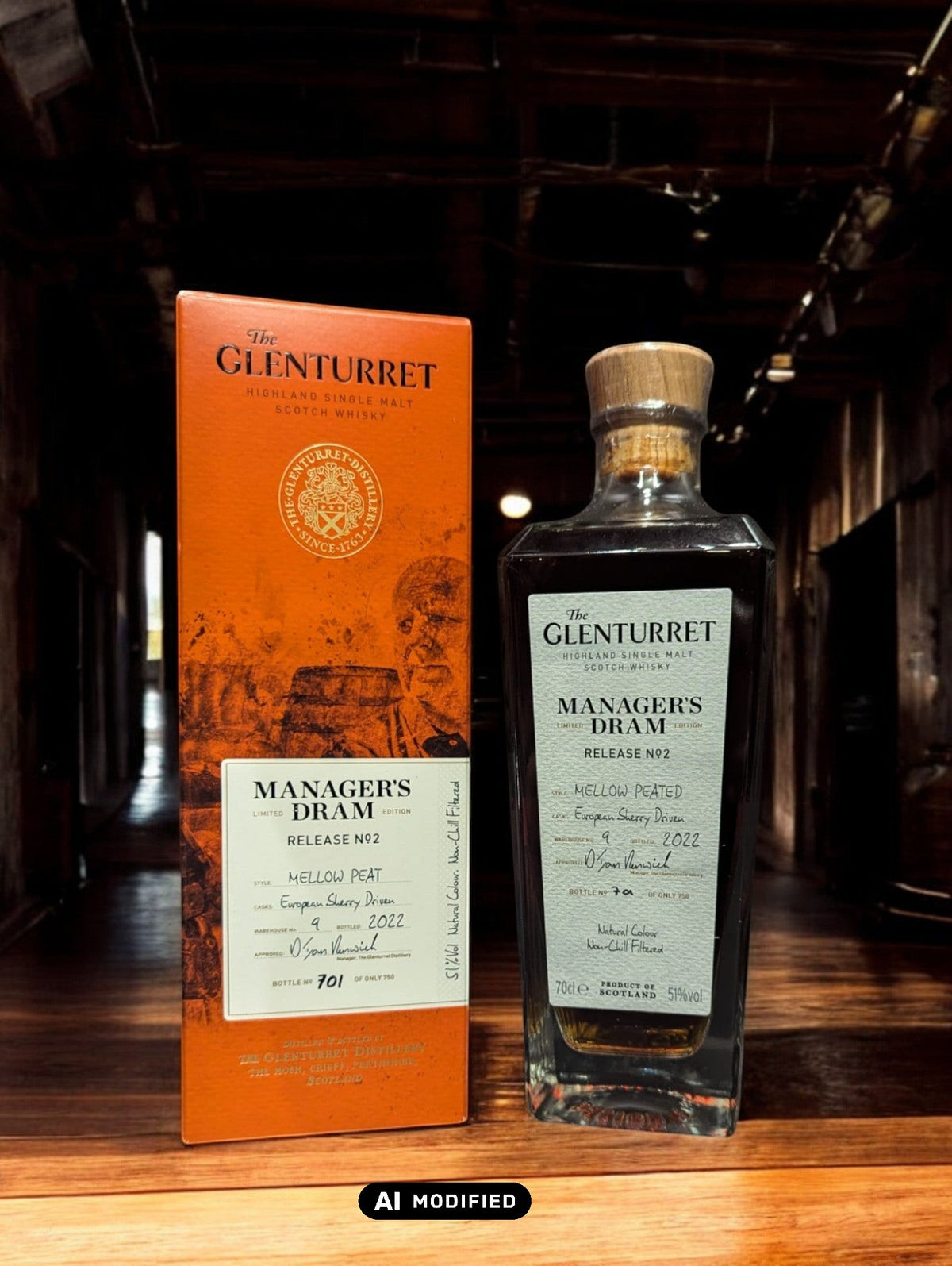 Eine Flasche Glenturret Manager's Dram No. 2 steht im Vordergrund, umrahmt von dunklem Holz und mit einem markanten, traditionellen Etikett. Der seltene schottische Single Malt Whisky verspricht mit seiner tiefen Bernsteinfarbe ein reiches Aromaprofil. Die limitierte Auflage wird durch eine individuelle Flaschennummer hervorgehoben, was Sammler und Kenner gleichermaßen anspricht. Der Hintergrund deutet auf eine exklusive Destillerie-Umgebung hin.