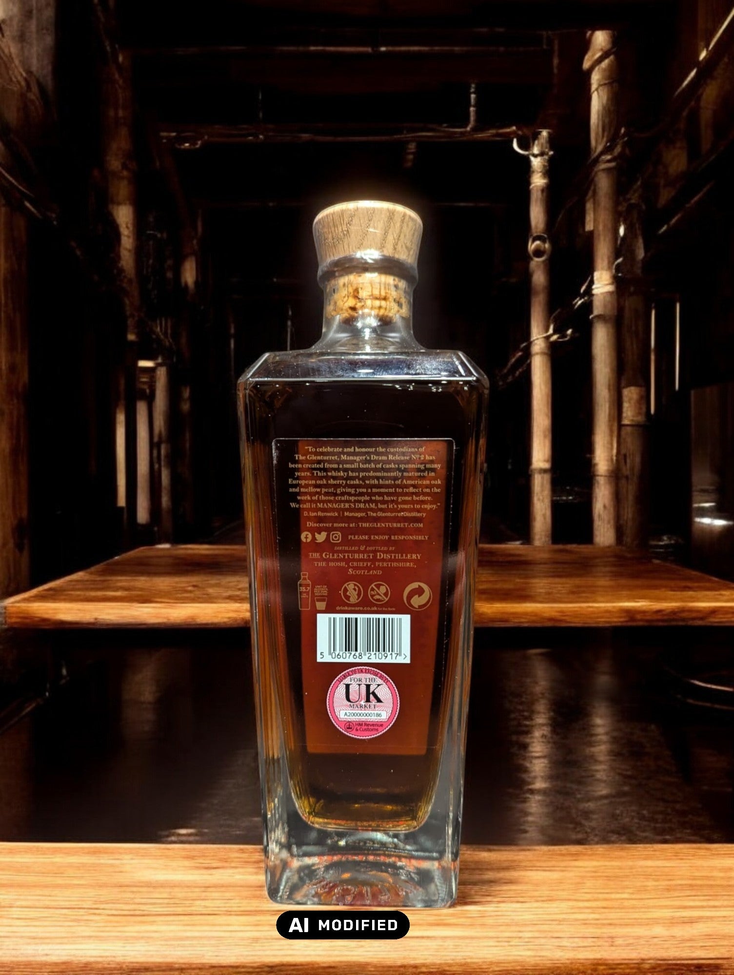 Eine Flasche Glenturret Manager's Dram No. 2 steht im Vordergrund, umrahmt von dunklem Holz und mit einem markanten, traditionellen Etikett. Der seltene schottische Single Malt Whisky verspricht mit seiner tiefen Bernsteinfarbe ein reiches Aromaprofil. Die limitierte Auflage wird durch eine individuelle Flaschennummer hervorgehoben, was Sammler und Kenner gleichermaßen anspricht. Der Hintergrund deutet auf eine exklusive Destillerie-Umgebung hin.