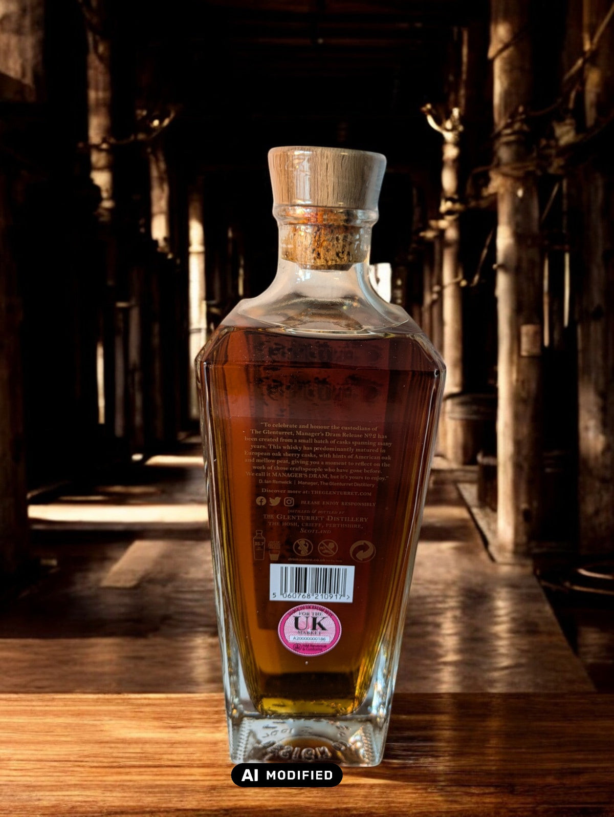 Eine Flasche Glenturret Manager's Dram No. 2 steht im Vordergrund, umrahmt von dunklem Holz und mit einem markanten, traditionellen Etikett. Der seltene schottische Single Malt Whisky verspricht mit seiner tiefen Bernsteinfarbe ein reiches Aromaprofil. Die limitierte Auflage wird durch eine individuelle Flaschennummer hervorgehoben, was Sammler und Kenner gleichermaßen anspricht. Der Hintergrund deutet auf eine exklusive Destillerie-Umgebung hin.