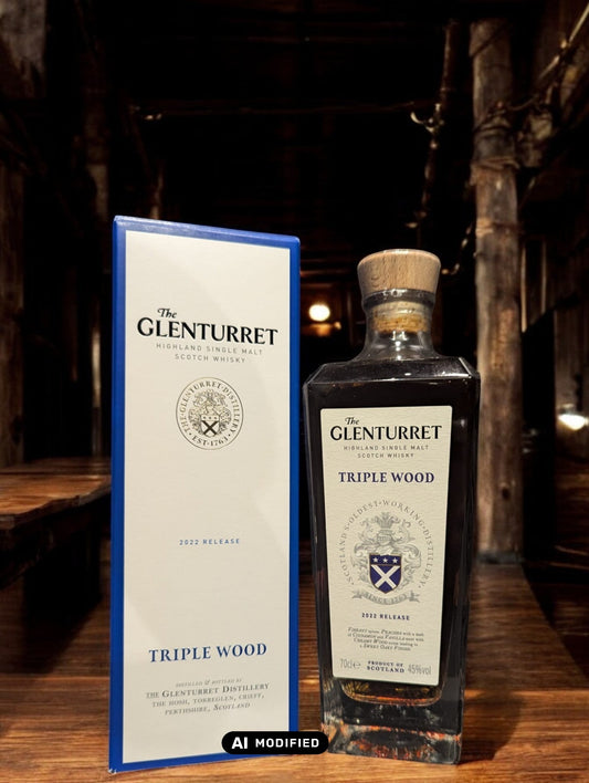 Glenturret Triple Wood Whiskyflasche elegant präsentiert mit sichtbaren Holzmaserungen im Hintergrund. Bernsteinfarbener Whisky reflektiert das Licht, während das Etikett die Reifung in drei verschiedenen Holzfässern hervorhebt. Dieses Bild betont die komplexe Handwerkskunst und die vielschichtigen Geschmacksnoten, die Liebhaber erwarten dürfen.