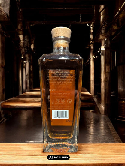 Glenturret Triple Wood Whiskyflasche elegant präsentiert mit sichtbaren Holzmaserungen im Hintergrund. Bernsteinfarbener Whisky reflektiert das Licht, während das Etikett die Reifung in drei verschiedenen Holzfässern hervorhebt. Dieses Bild betont die komplexe Handwerkskunst und die vielschichtigen Geschmacksnoten, die Liebhaber erwarten dürfen.