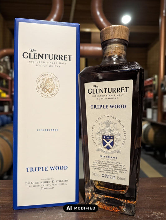 Eine Flasche Glenturret Triple Wood 2025 Whisky vor dunklem Distillenhintergrund