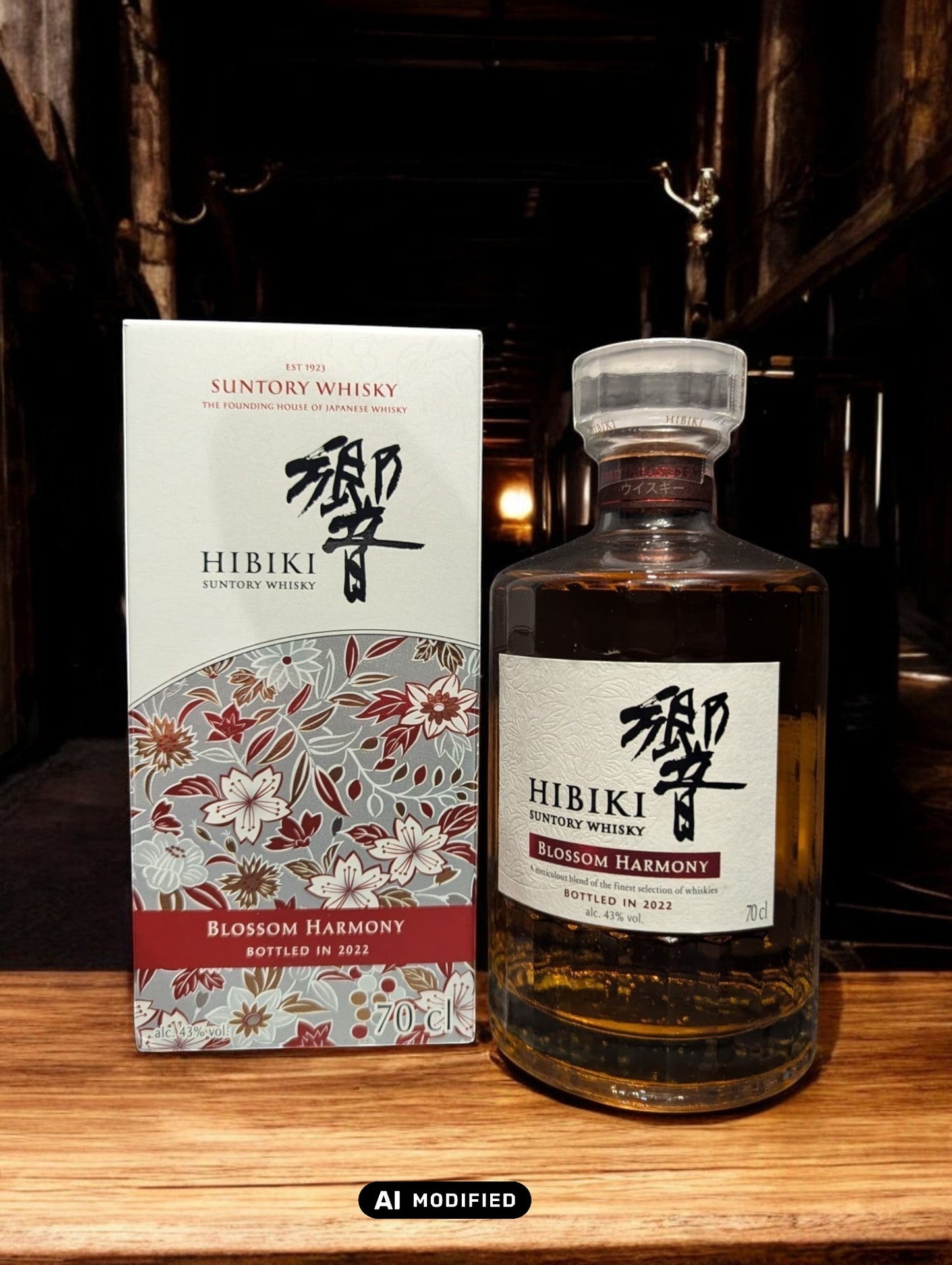 Flasche von Hibiki Blossom Harmony Whisky, umgeben von zarten Kirschblüten, auf einem eleganten dunklen Hintergrund, der die warmen Bernsteintöne des Getränks hervorhebt.