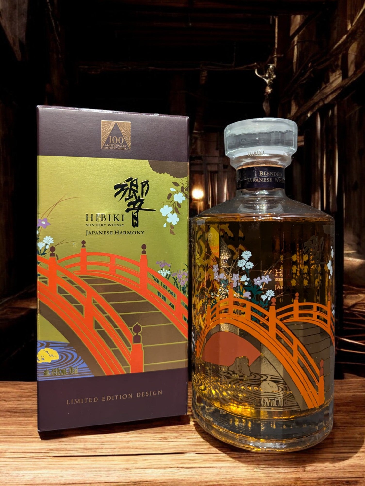 Hibiki Harmony 100 Jahre Whisky Flasche mit edlem Design und traditionellem japanischen Handwerk. Ein Meisterwerk der Suntory Whisky-Kunst.