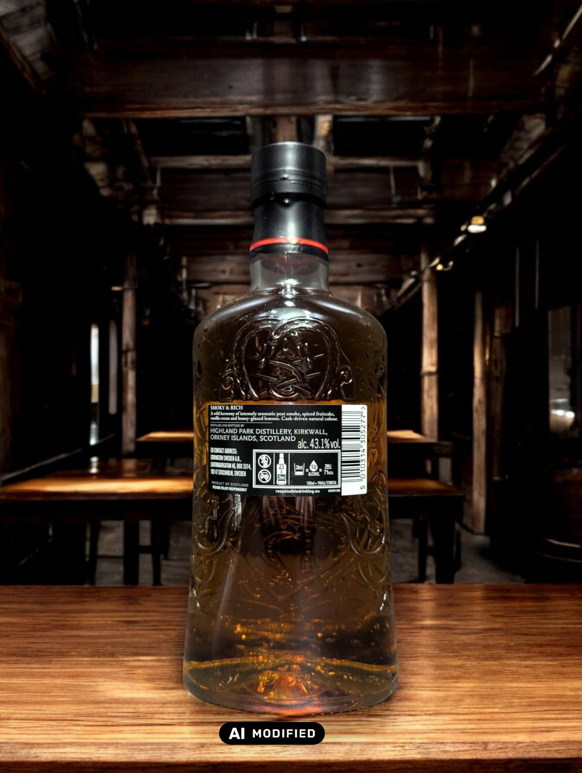 Eine Flasche Highland Park Dragon Legend Whisky in einer atmosphärischen Destilleriehalle, umgeben von rustikalem Holz und rauen Steinwänden. Die dunkle Flasche mit kunstvollem nordischen Drachen-Design sticht hervor und verleiht der Szenerie einen Hauch von mystischer Wikingertradition und handwerklicher Perfektion.