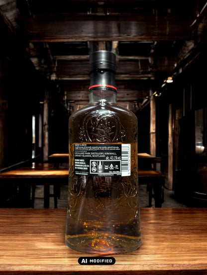 Eine Flasche Highland Park Dragon Legend Whisky in einer atmosphärischen Destilleriehalle, umgeben von rustikalem Holz und rauen Steinwänden. Die dunkle Flasche mit kunstvollem nordischen Drachen-Design sticht hervor und verleiht der Szenerie einen Hauch von mystischer Wikingertradition und handwerklicher Perfektion.