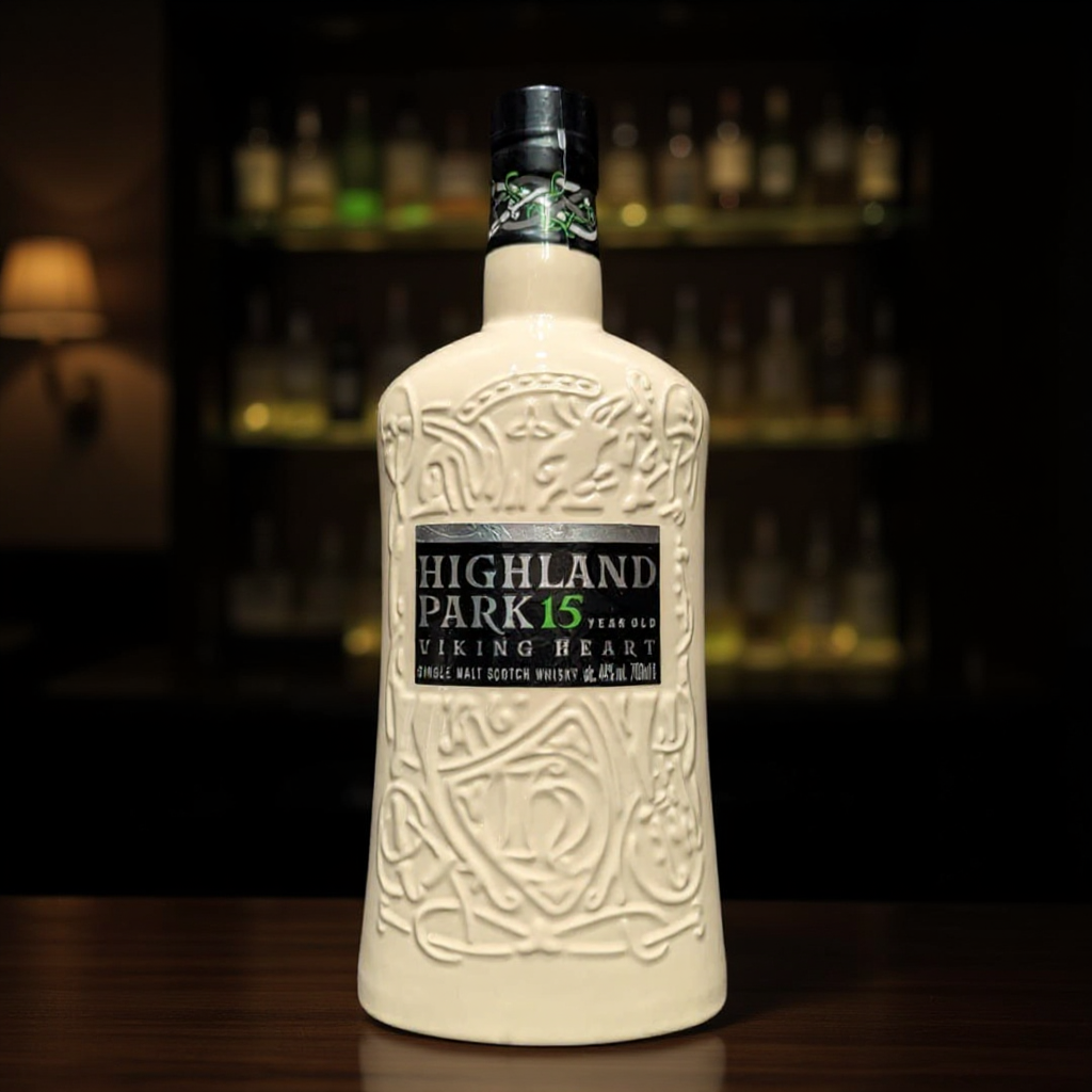 Flasche Highland Park Viking Hearth 15 Jahre vor dunklem Hintergrund im Fokus