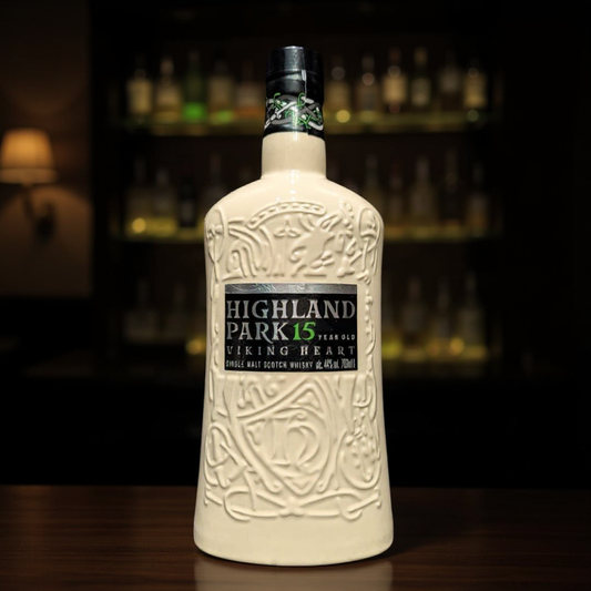 Flasche Highland Park Viking Hearth 15 Jahre vor dunklem Hintergrund im Fokus