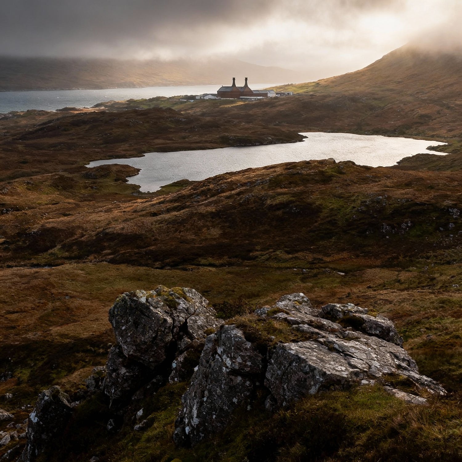 Die Landschaft der Schottischen Region Islands mt Distille im Hintergrund