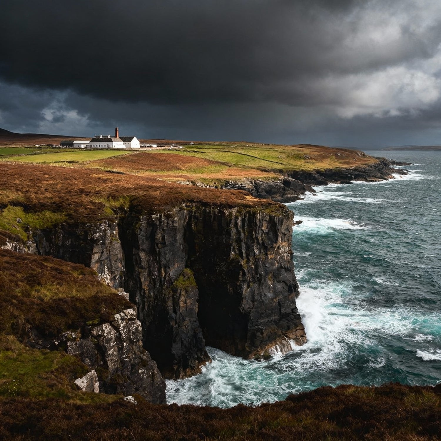 Die Landschaft der Schottischen Region Islay mt Distille im Hintergrund