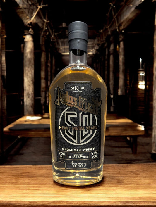 Flasche St. Kilian Judas Priest Whisky, Sonderedition mit Band-Logo und Fassreifungshinweis.