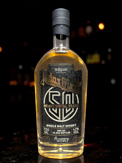 Flasche St. Kilian Judas Priest Whisky, Sonderedition mit Band-Logo und Fassreifungshinweis.