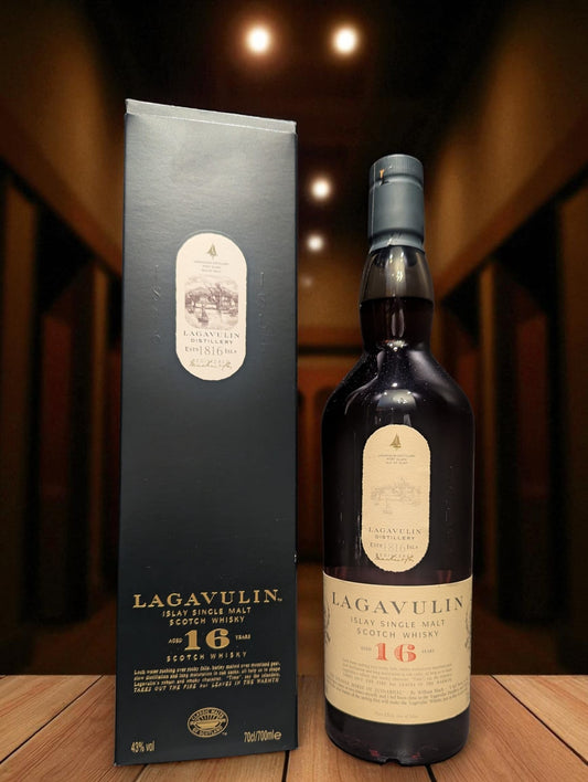 Eine Flasche Lagavulin 16 vor Distillenhintergrund
