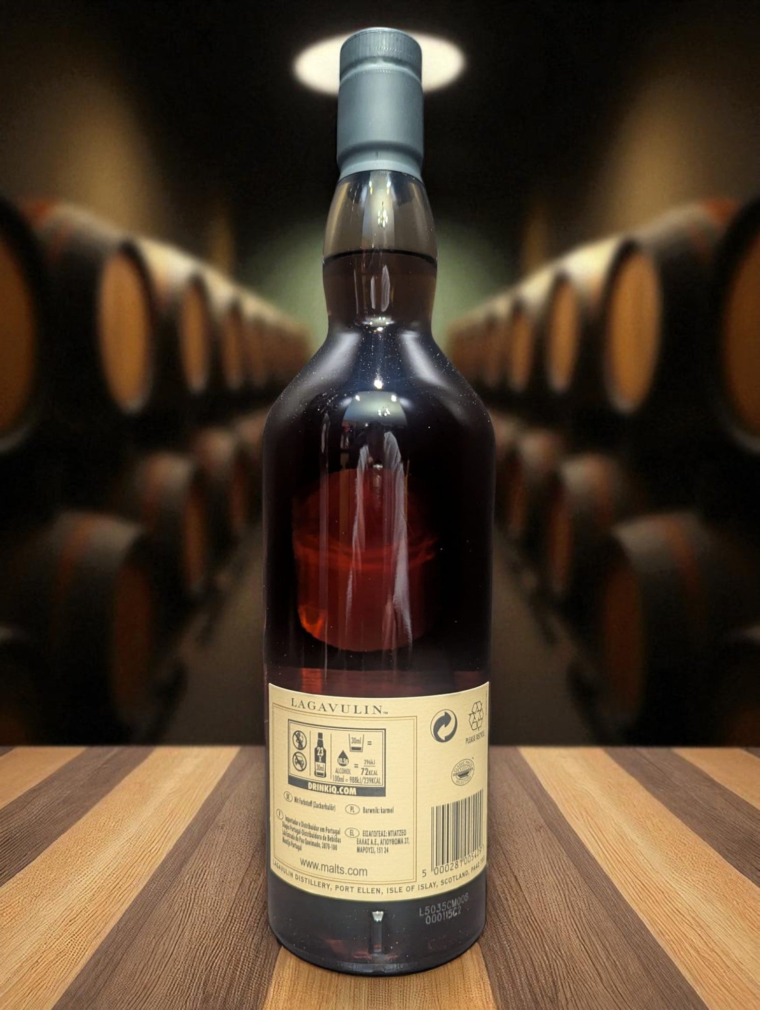 Eine Flasche Lagavulin 16 vor Distillenhintergrund