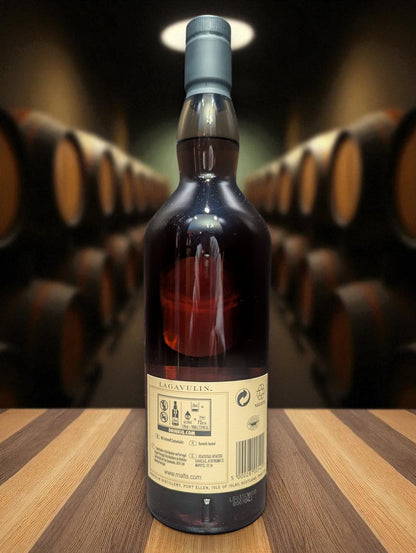 Eine Flasche Lagavulin 16 vor Distillenhintergrund
