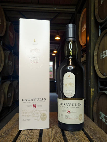 Lagavulin 8 Years Whisky Flasche Vorderansicht mit Etikett und Verpackung