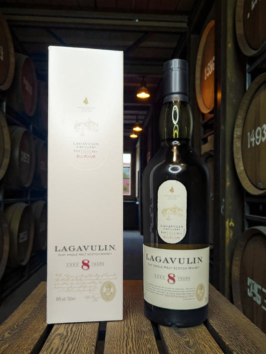 Lagavulin 8 Years Whisky Flasche Vorderansicht mit Etikett und Verpackung