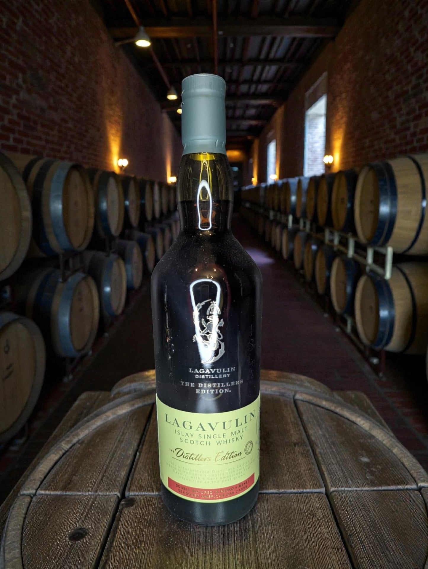 Lagavulin Distillers Edition Whisky Flasche Vorderansicht mit Etikett und Verpackung