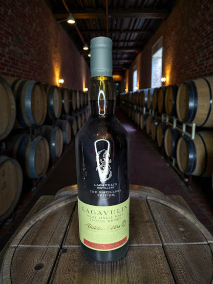 Lagavulin Distillers Edition Whisky Flasche Vorderansicht mit Etikett und Verpackung