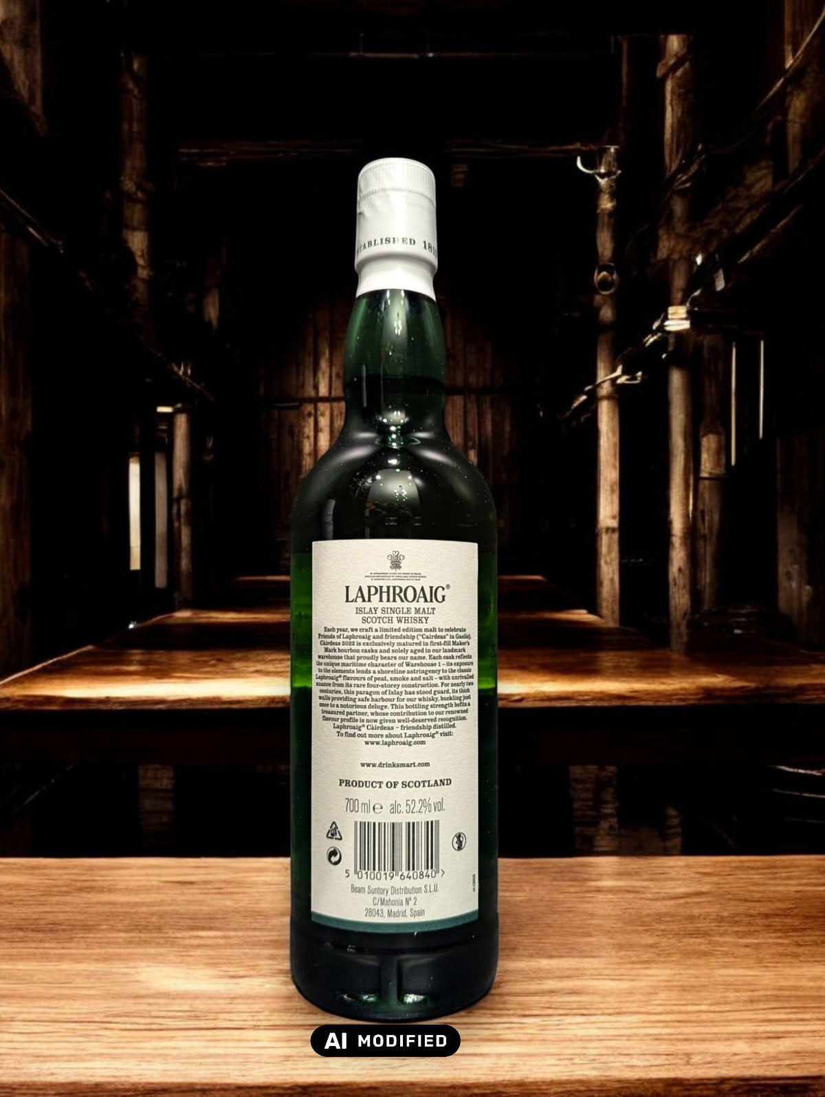 Flasche Laphroaig Cairdeas 2022 Warehouse 1 Edition Whisky mit markantem, dunklem Etikett und Siegel, präsentiert vor Fässern im Lagerhausstil, die die Herkunft und Exklusivität dieser limitierten Abfüllung betonen.