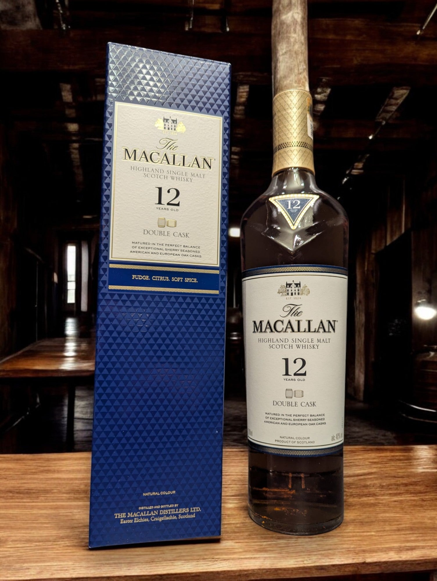 
Eine Flasche Macallan 12 Jahre Double Cask Whisky in einer eleganten Destilleriehalle mit polierten Holzfässern und gedämpfter Beleuchtung. Die luxuriöse Flasche mit ihrem goldenen Etikett und der klaren Schrift strahlt Exklusivität aus und fügt sich perfekt in die raffinierte, traditionelle Atmosphäre ein, die den Reifeprozess in amerikanischen und europäischen Eichenfässern widerspiegelt.
