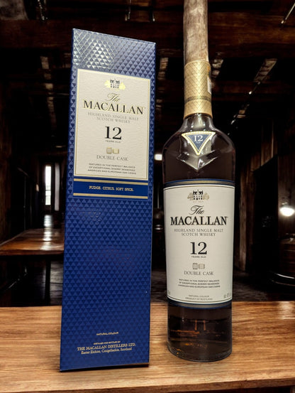 
Eine Flasche Macallan 12 Jahre Double Cask Whisky in einer eleganten Destilleriehalle mit polierten Holzfässern und gedämpfter Beleuchtung. Die luxuriöse Flasche mit ihrem goldenen Etikett und der klaren Schrift strahlt Exklusivität aus und fügt sich perfekt in die raffinierte, traditionelle Atmosphäre ein, die den Reifeprozess in amerikanischen und europäischen Eichenfässern widerspiegelt.