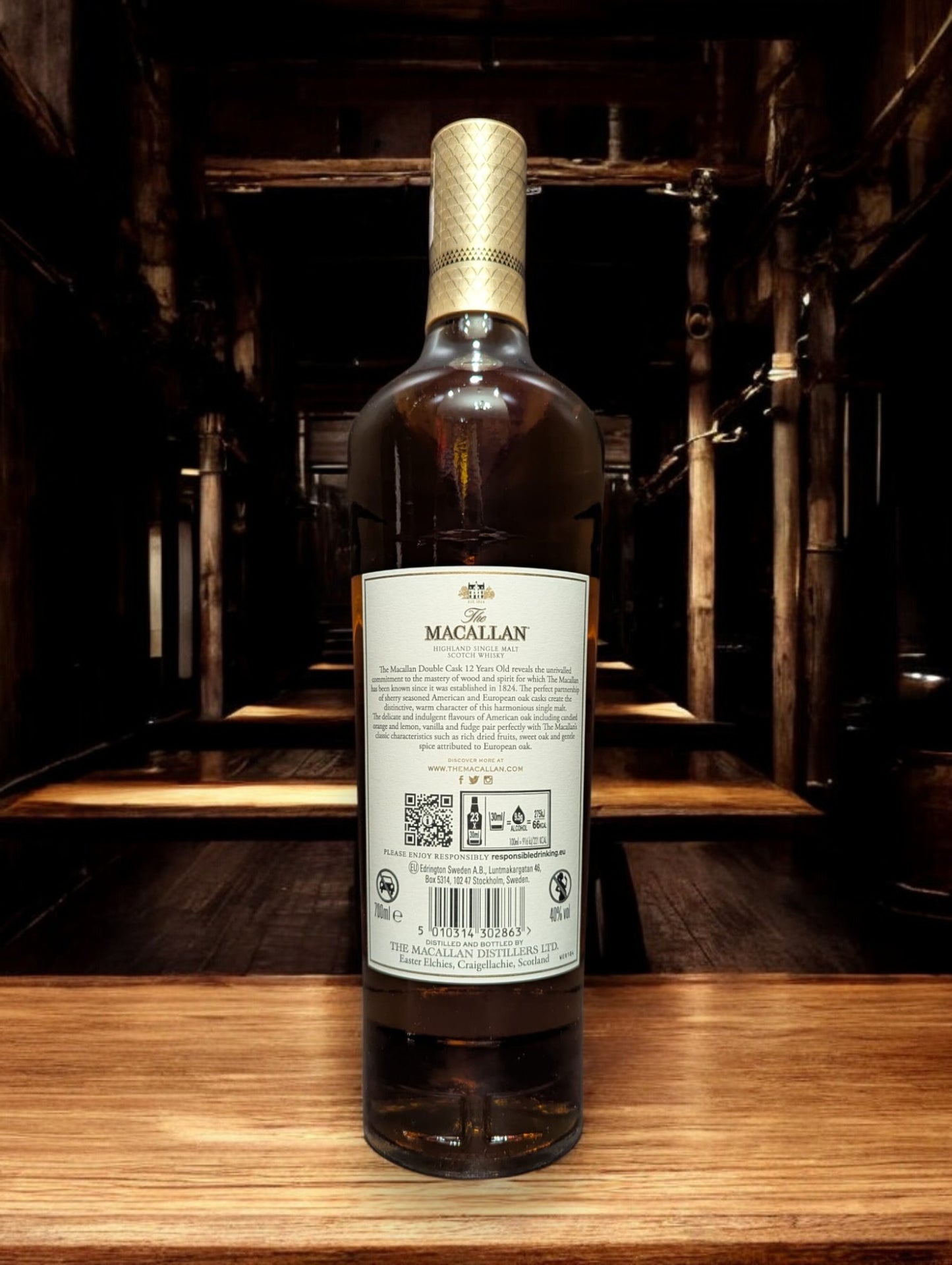 
Eine Flasche Macallan 12 Jahre Double Cask Whisky in einer eleganten Destilleriehalle mit polierten Holzfässern und gedämpfter Beleuchtung. Die luxuriöse Flasche mit ihrem goldenen Etikett und der klaren Schrift strahlt Exklusivität aus und fügt sich perfekt in die raffinierte, traditionelle Atmosphäre ein, die den Reifeprozess in amerikanischen und europäischen Eichenfässern widerspiegelt.