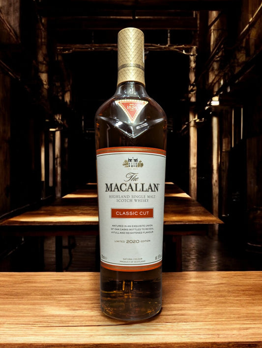 Edle, klar geformte Flasche Macallan Classic Cut 2020 Single Malt Scotch Whisky mit goldener Typografie auf schwarzem Etikett, neben einem Glas, das die goldene Farbe des Whiskys zeigt, auf einem Hintergrund, der Eleganz und Qualität ausstrahlt.