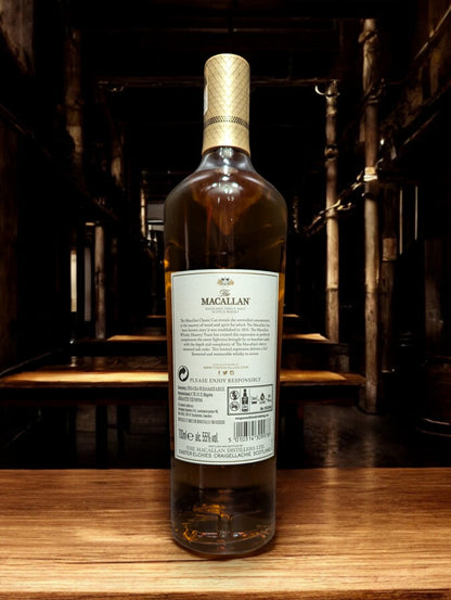 Edle, klar geformte Flasche Macallan Classic Cut 2020 Single Malt Scotch Whisky mit goldener Typografie auf schwarzem Etikett, neben einem Glas, das die goldene Farbe des Whiskys zeigt, auf einem Hintergrund, der Eleganz und Qualität ausstrahlt.
