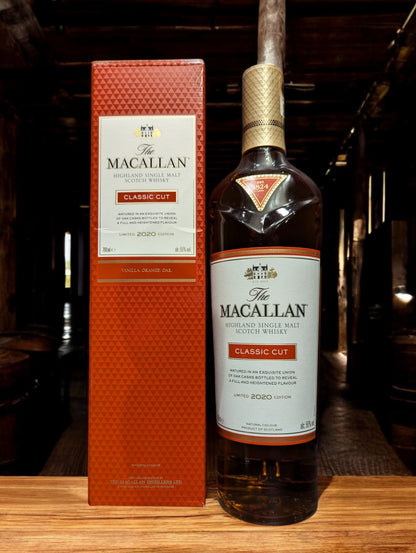 Edle, klar geformte Flasche Macallan Classic Cut 2020 Single Malt Scotch Whisky mit goldener Typografie auf schwarzem Etikett, neben einem Glas, das die goldene Farbe des Whiskys zeigt, auf einem Hintergrund, der Eleganz und Qualität ausstrahlt.