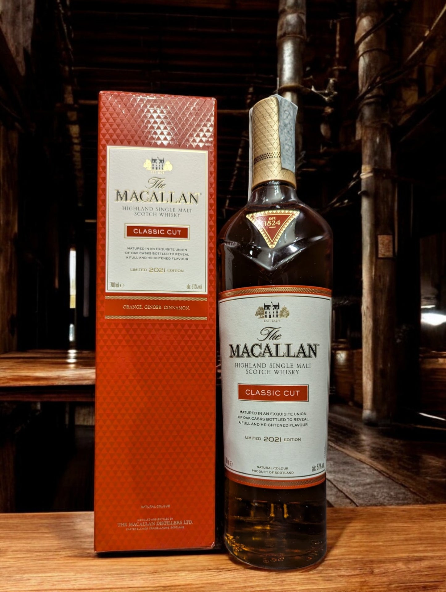Elegante Flasche des Macallan Classic Cut 2021 Whisky, hervorgehoben durch ein stilvolles Etikett, das die Meisterschaft der Fasskunst reflektiert, mit einem warmen, tiefgoldenen Whisky-Ton, der sichtbar durch das Glas scheint, vor einem Hintergrund, der Luxus und handwerkliche Perfektion suggeriert.