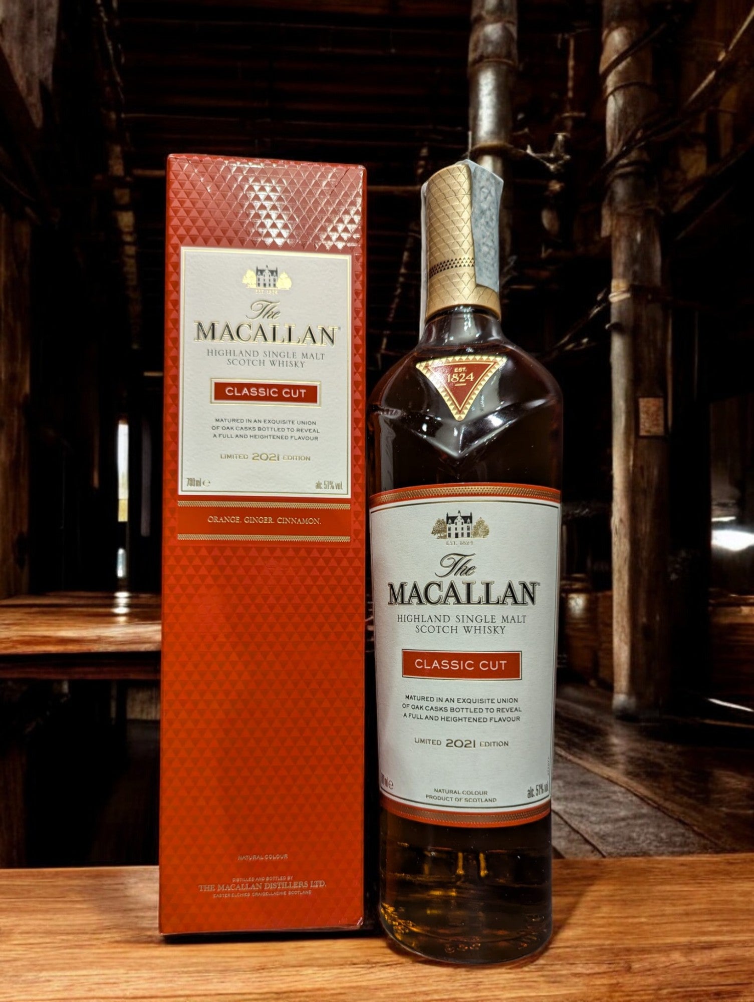 Elegante Flasche des Macallan Classic Cut 2021 Whisky, hervorgehoben durch ein stilvolles Etikett, das die Meisterschaft der Fasskunst reflektiert, mit einem warmen, tiefgoldenen Whisky-Ton, der sichtbar durch das Glas scheint, vor einem Hintergrund, der Luxus und handwerkliche Perfektion suggeriert.