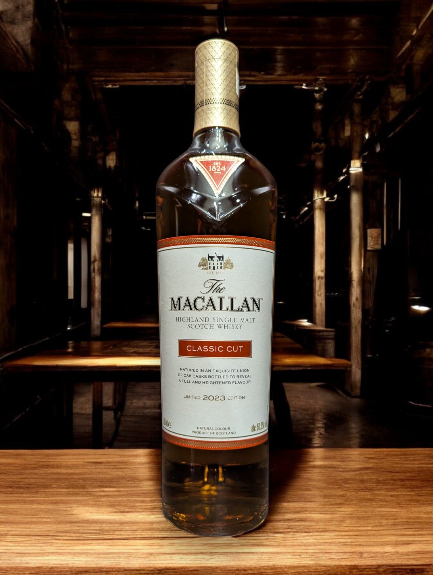 Die Flasche Macallan Classic Cut 2023 steht im Vordergrund, ihr reicher, leuchtend goldener Whisky lädt zu einer multisensorischen Geschmacksreise ein. Das Design des Etiketts strahlt Exklusivität aus und deutet auf die komplexe Aromenvielfalt hin, die Kenner bei der Verkostung erwarten können, eingebettet in einen anspruchsvollen und luxuriösen Kontext.