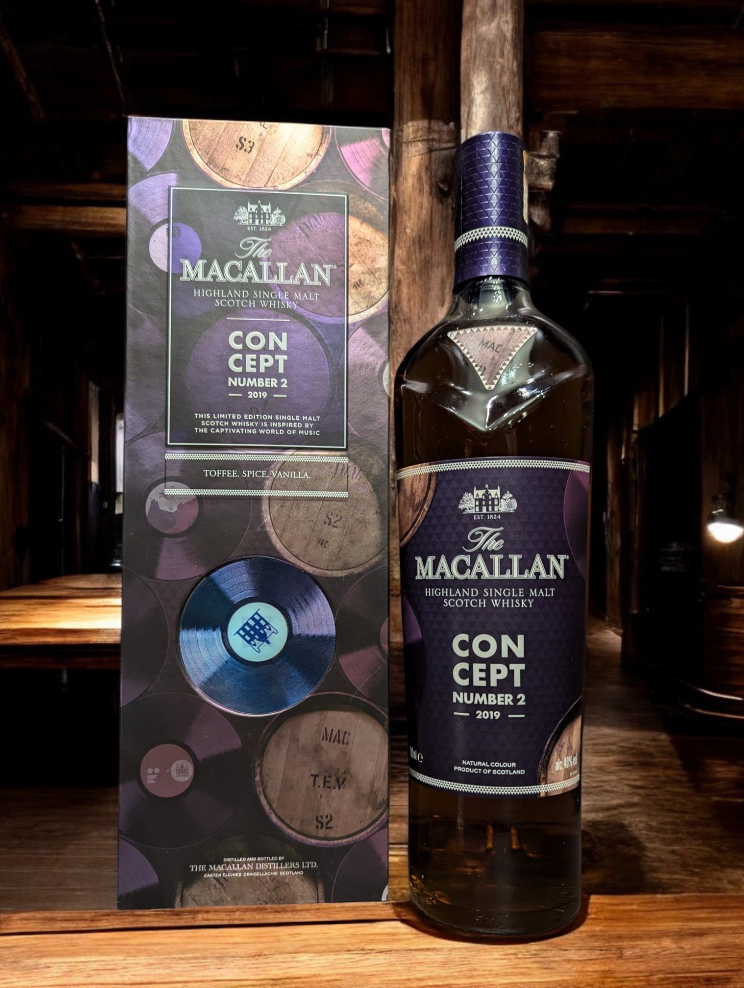 Elegante Flasche von The Macallan Concept No. 2 Whisky, präsentiert auf einem luxuriösen Hintergrund, der die sensorischen Erfahrungen des Geschmacks und Aromas widerspiegelt. Die Flasche mit raffiniertem Etikettendesign steht als Synonym für ein Meisterwerk, das die Sinne anspricht.