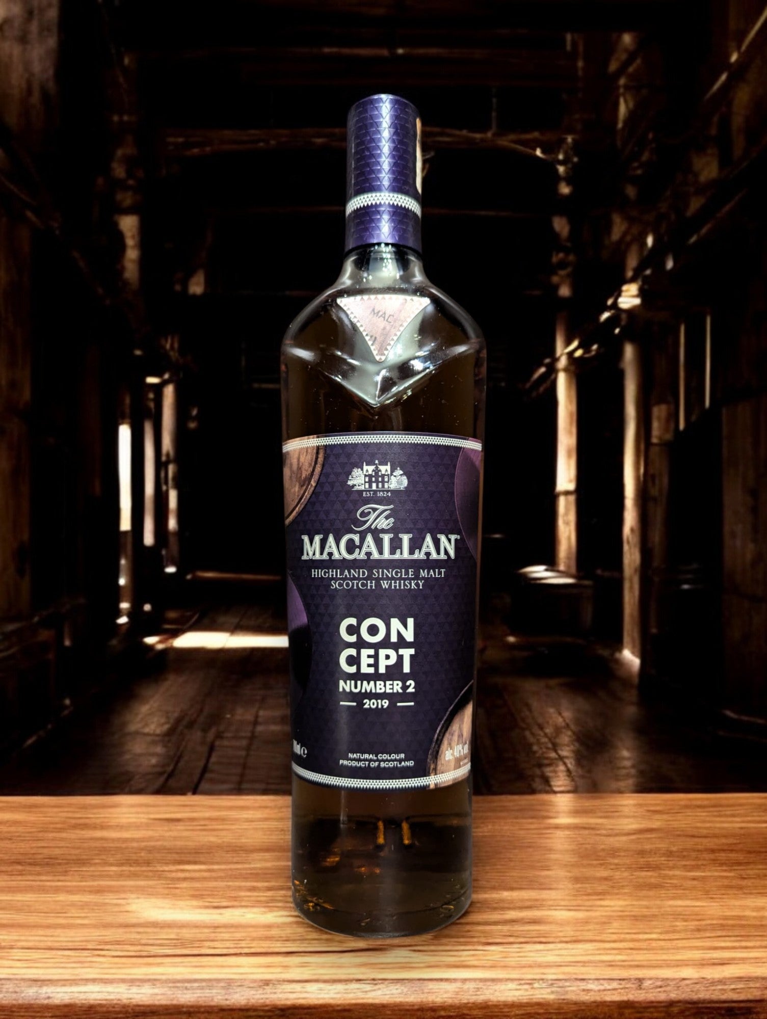 Elegante Flasche von The Macallan Concept No. 2 Whisky, präsentiert auf einem luxuriösen Hintergrund, der die sensorischen Erfahrungen des Geschmacks und Aromas widerspiegelt. Die Flasche mit raffiniertem Etikettendesign steht als Synonym für ein Meisterwerk, das die Sinne anspricht.