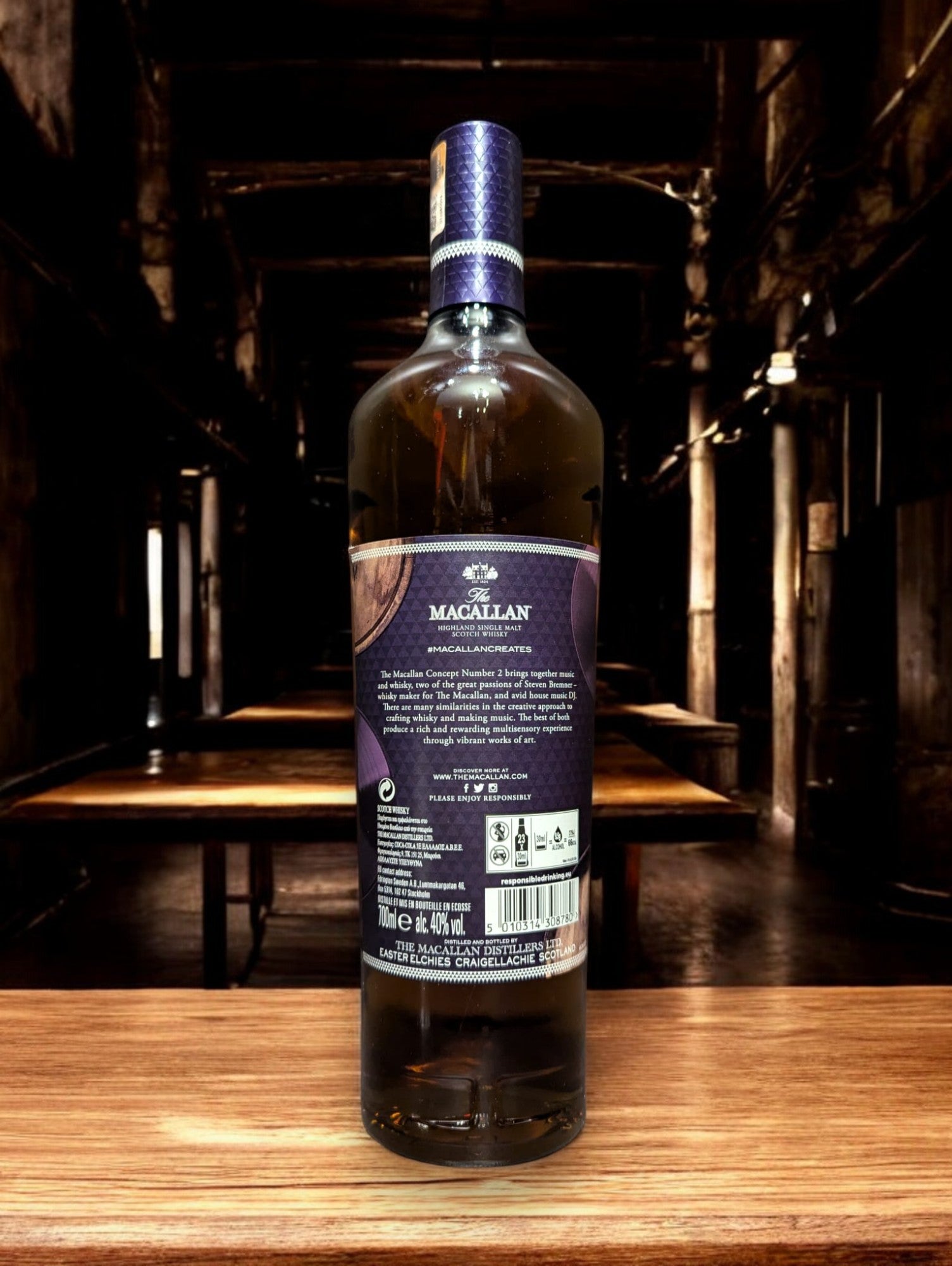 Elegante Flasche von The Macallan Concept No. 2 Whisky, präsentiert auf einem luxuriösen Hintergrund, der die sensorischen Erfahrungen des Geschmacks und Aromas widerspiegelt. Die Flasche mit raffiniertem Etikettendesign steht als Synonym für ein Meisterwerk, das die Sinne anspricht.