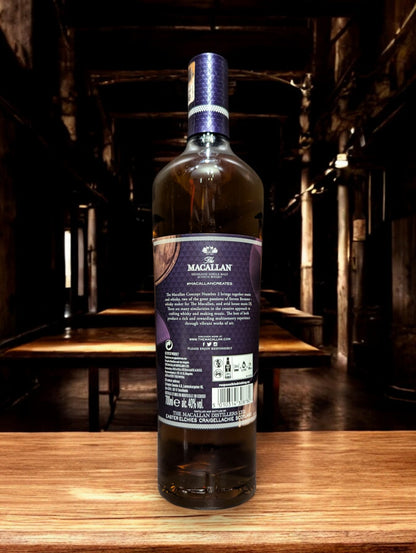 Elegante Flasche von The Macallan Concept No. 2 Whisky, präsentiert auf einem luxuriösen Hintergrund, der die sensorischen Erfahrungen des Geschmacks und Aromas widerspiegelt. Die Flasche mit raffiniertem Etikettendesign steht als Synonym für ein Meisterwerk, das die Sinne anspricht.