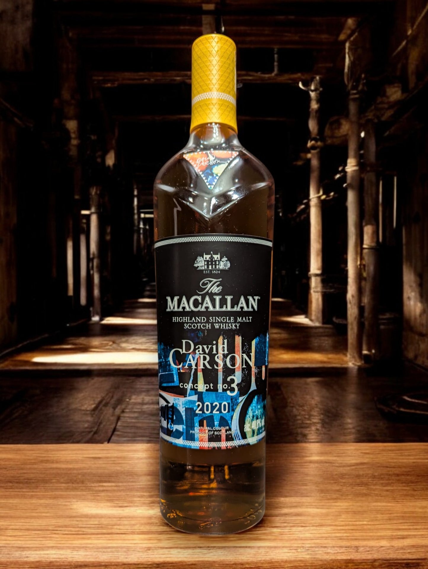Flasche von The Macallan Concept No. 3, kunstvoll dargestellt mit einem Hintergrund, der die Verschmelzung von hochwertigem Whisky und außergewöhnlichem Design betont. Das Design der Flasche und Verpackung spiegelt die kreative Partnerschaft mit einem renommierten Designer wider und steht für das einzigartige Zusammenspiel von Aroma, Geschmack und visueller Ästhetik.