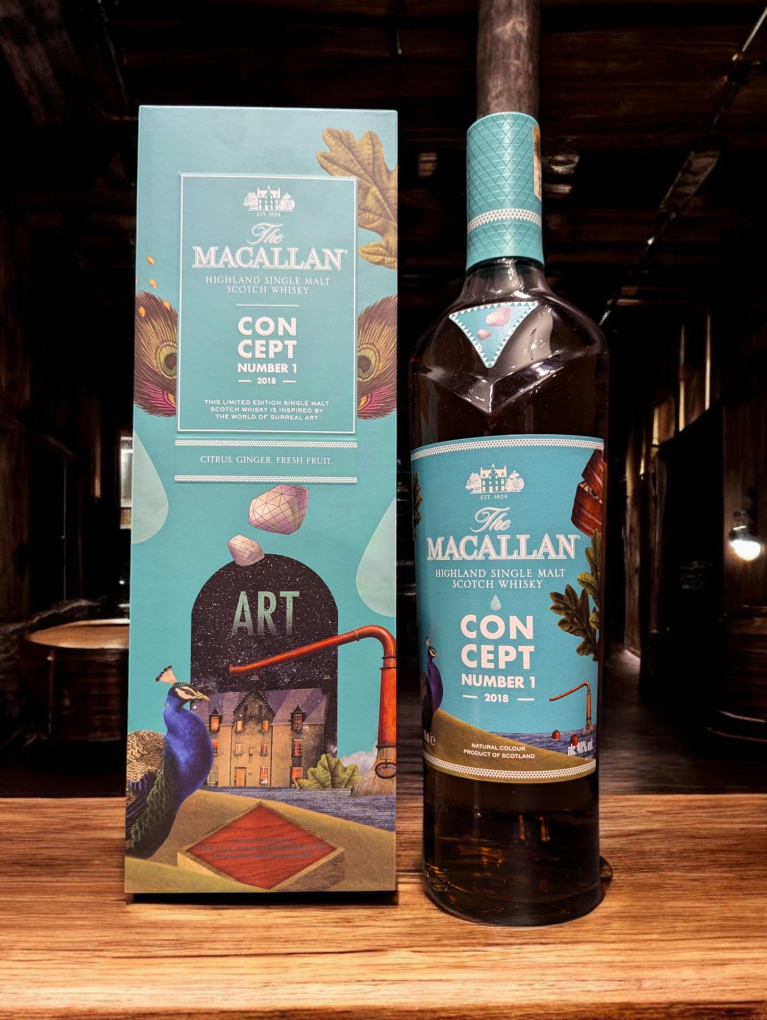 Flasche des The Macallan Concept No. 1 Single Malt Scotch Whisky vor einem unscharfen Hintergrund. Das Design der Flasche zelebriert Kreativität und Innovation, mit auffallenden geometrischen Mustern und kräftigen Farben, die die Hommage an Visionäre symbolisieren.