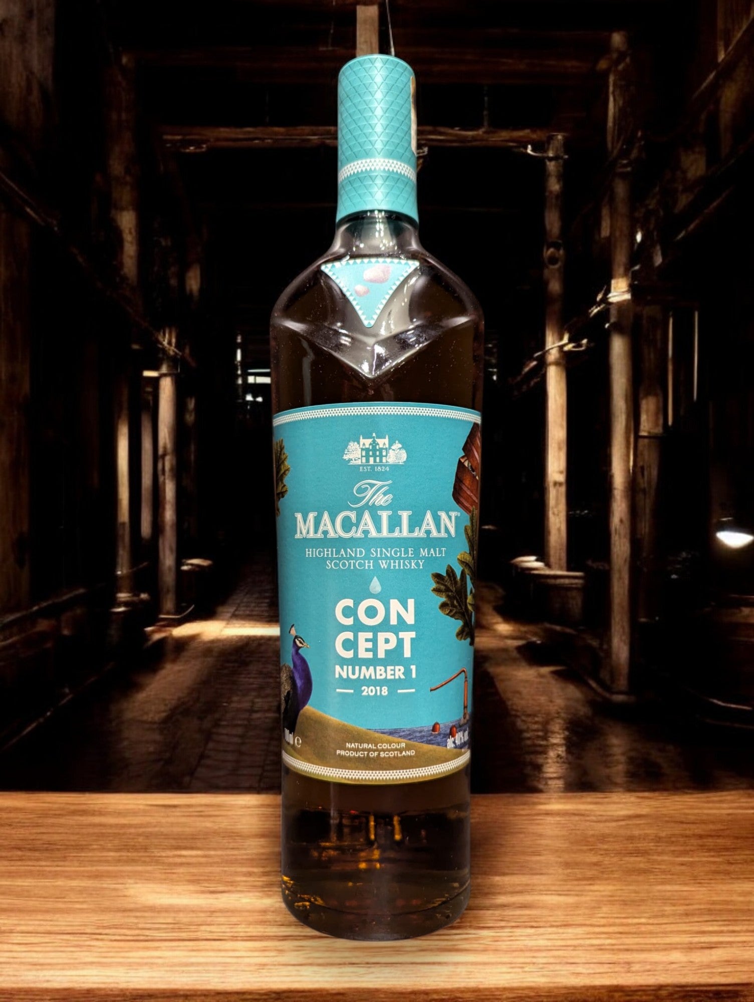 Flasche des The Macallan Concept No. 1 Single Malt Scotch Whisky vor einem unscharfen Hintergrund. Das Design der Flasche zelebriert Kreativität und Innovation, mit auffallenden geometrischen Mustern und kräftigen Farben, die die Hommage an Visionäre symbolisieren.