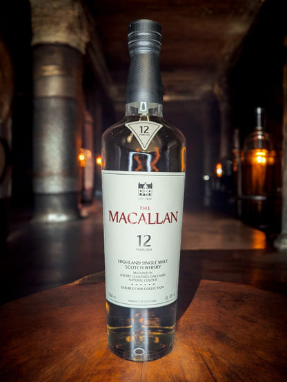 Detailansicht des Macallan 12 Years Old Double Cask Etiketts mit goldener Schrift und charakteristischem Design, das die doppelte Fassreifung und Handwerkskunst der Destillerie betont.
