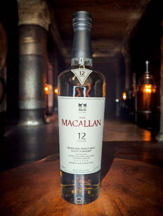Detailansicht des Macallan 12 Years Old Double Cask Etiketts mit goldener Schrift und charakteristischem Design, das die doppelte Fassreifung und Handwerkskunst der Destillerie betont.
